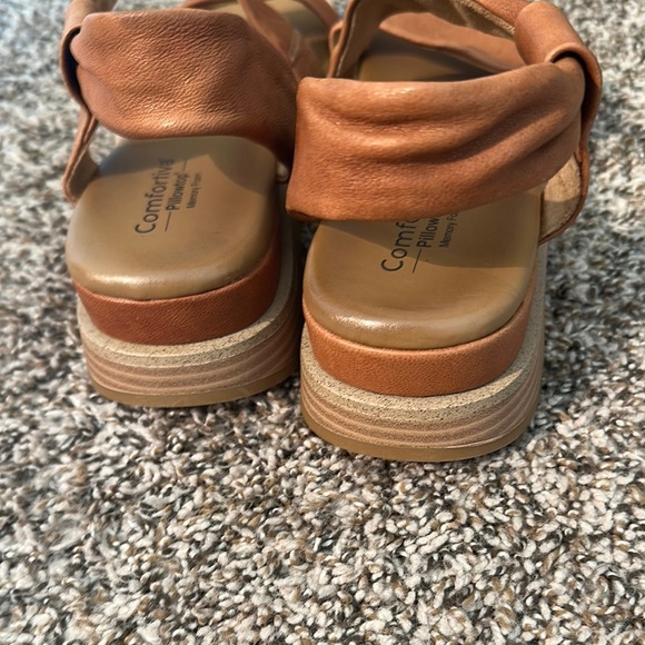 Comfortiva Women's Brown Strappy Sandals with little wedge NWOB - Picture 6 of 6